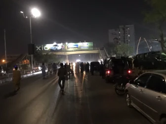 کراچی، شاہراہ فیصل پر صدر تھانے کے باہر احتجاج، ٹریفک مکمل بند