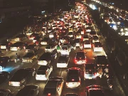 کراچی، شارع فیصل ناتھا خان برج پر گڑھا پڑنے سے شہریوں کو شدید مشکلات کا سامنا