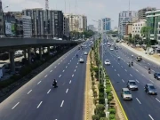 کراچی میں شارع فیصل سے متصل سروس روڈ ہر قسم کی پارکنگ کیلیے بند