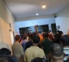 کراچی، پولیس اہلکار کے ہراساں کر نے پر خواتین اور بچوں سمیت مشتعل شہری تھانے میں گھس گئے