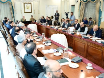 وزیراعظم کی تاجروں کے مسائل حل کرنے کیلیے چیئرمین ایف بی آر اور افسران کو خاص ہدایات