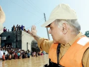 عطیات کا عالمی دن؛ وزیراعظم کی قوم سے سیلاب متاثرین کیلیے امداد و تعاون بڑھانے کی اپیل