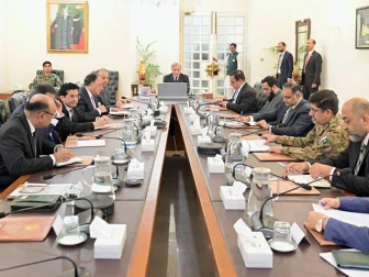 وزیراعظم کی آئندہ سرکاری استعمال کےلیے صرف الیکٹرک بسیں، موٹر سائیکلیں خریدنے کی ہدایت