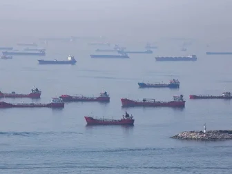 آبنائے ہرمز کی ناکہ بندی سے ہزاروں جہاز پھنس گئے، عالمی تجارت شدید متاثر