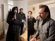 عطا اللّٰہ عیسیٰ خیلوی سے بوہیمیا کی ملاقات، عقیدت سے پیروں میں بیٹھ گئے