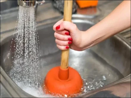 کچن کا سنک بند ہو جائے تو گھبرائیں نہیں، یہ آسان گھریلو طریقہ آزمائیں