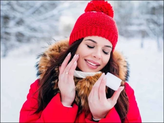 سردیوں میں خشک جلد کو نرم و ملائم بنانے کے بہترین دیسی آزمودہ طریقے