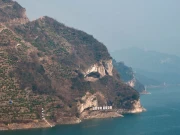 چین میں ایک پہاڑ ’کُتے سے مشابہت‘ کی وجہ سے توجہ کا مرکز بن گیا