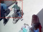 کراچی؛ راہ چلتی برقع پوش خاتون سے بیگ چھین کر ملزم فرار؛ ویڈیو وائرل