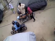 کراچی: مسلح ملزمان نے اسکول طالبہ کے سامنے  والد کو لوٹ لیا، واردات کی ویڈیو سامنے آگئی