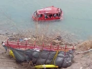 چترال کے بالائی علاقوں میں برفباری، پھسلن کے باعث گاڑی دریا میں گر گئی