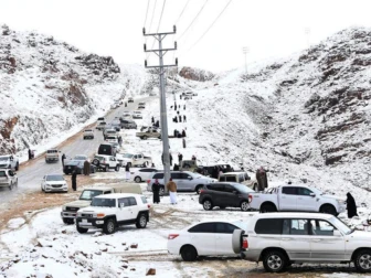 سعودی عرب میں دہائیوں بعد برفباری، بہاڑی علاقے برف سے ڈھک گئے، ویڈیوز وائرل