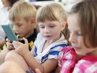 آسٹریلیا کے بعد ڈنمارک کی بھی 15 سال سے کم عمر بچوں پر سوشل میڈیا کے استعمال پر پابندی