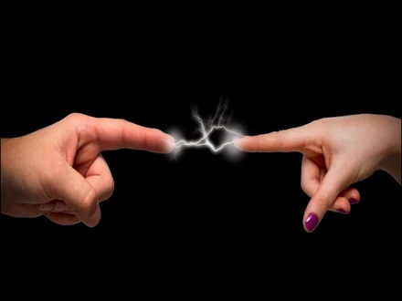 سردی کے موسم میں کسی چیز کو ہاتھ لگانے سے اچانک کرنٹ کیوں لگتا ہے؟ 