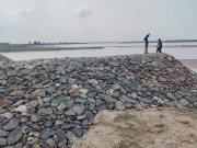 راوی کنارے ڈوبتے گاؤں کی کہانی؛ پتھروں کے پشتے سیلاب کے آگے ڈھال بن گئے