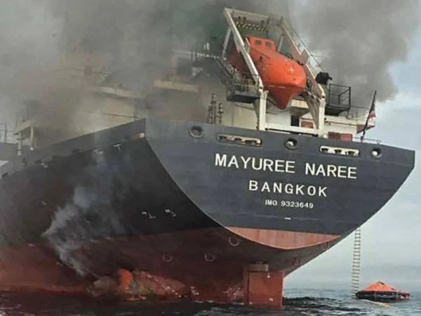 آبنائے ہرمز میں کشیدگی عروج پر پہنچ گئی، ڈرون بوٹس اور بارودی سرنگوں سے جہازوں پر حملے جاری