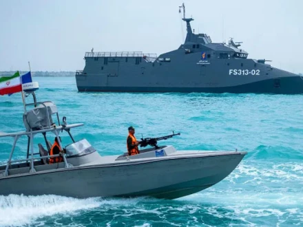 ایران کی پاسداران انقلاب نے آبنائے ہرمز پر غیرملکی جہازوں پر پابندی لگادی ہے