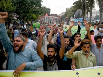 لاہور، گیس کی بندش اور مہنگائی کے خلاف شہری سڑکوں پر نکل آئے