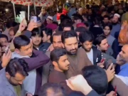 بغیر پروٹوکول سہیل آفریدی کی پشاور صدر بازار آمد، عوام میں گھل مل گئے