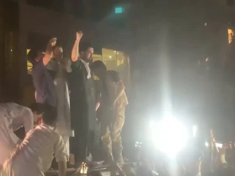 لاہور، سہیل آفریدی کی اسٹریٹ موومنٹ جاری، پولیس وین میں بیٹھ گئے، لکشمی چوک پر دھرنا