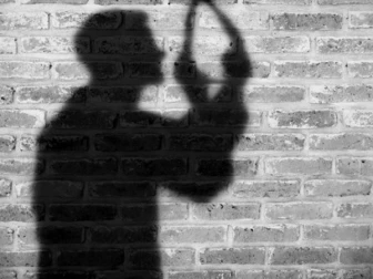 کراچی؛ مختلف علاقوں میں گھروں سے 2 افراد کی گلے میں پھندا لگی لاشیں برآمد