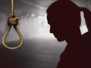 کراچی، خمیسو گوٹھ میں گھر سے نوجوان لڑکی کی گلے میں پھندا لگی لاش برآمد