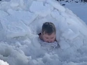 سوئس شہری نے دو گھنٹے برف میں دفن رہ کر ریکارڈ قائم کردیا