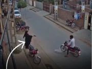 خاتون کی موٹرسائیکل سوار شخص پر فائرنگ کی وائرل ویڈیو، حقیقت کیا ہے؟