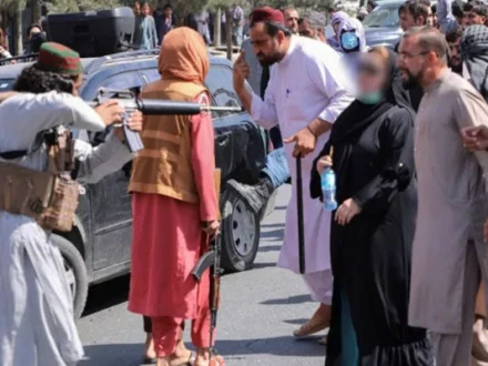 ہرات میں ڈریس کوڈ کی خلاف ورزی پر گرفتار خواتین کی رہائی کیلیے احتجاج کیا جا رہا تھا