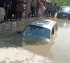 کراچی میں سڑک اچانک بیٹھ گئی، چلتی گاڑی گڑھے میں گرنے سے دو خواتین پھنس گئیں