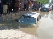 کراچی میں سڑک اچانک بیٹھ گئی، چلتی گاڑی گڑھے میں گرنے سے دو خواتین پھنس گئیں