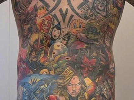 کامک کرداروں کا ٹیٹو جسم بنوانے والا برطانوی مداح