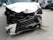 ٹیکسی بے قابو ہو کر کھمبے میں گھس گئی، ڈرائیور جاں بحق