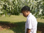 جھوٹ بول کر دوسرے ملک لے جانے پر بیٹے نے والدین پر مقدمہ دائر کردیا