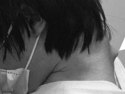 فون پر زیادہ وقت گزارنے والا نوجوان عجیب طبی مسئلے کا شکار