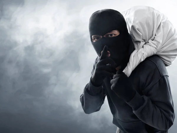 مشہور سوشل میڈیا انفلوئنسر کے گھر کا نامعلوم چوروں نے صفایا کر دیا