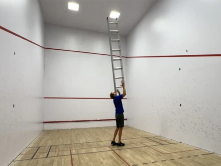 امریکا: ٹھوڑی پر سیڑھی سنبھالنے کا انوکھا ریکارڈ