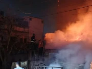 کراچی؛ ٹمبرمارکیٹ کے گودام میں آتشزدگی، 4 رکشے، 3 موٹرسائیکلیں جل گئیں
