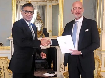 برطانیہ میں تعینات ہونے نیے پاکستانی ہائی کمشنر نے اپنی سفارتی اسناد پیش کر دیں