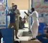 قسطوں کے سامان کی رقم کا تنازع؛ دکان میں ماں بیٹے پر تشدد کی فوٹیج سامنے آگئی