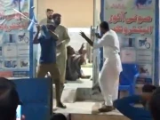 قسطوں کے سامان کی رقم کا تنازع؛ دکان میں ماں بیٹے پر تشدد کی فوٹیج سامنے آگئی