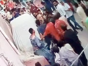 نامعلوم افراد کا پولیس اہل کار پر لاتوں گھونسوں سے تشدد؛ ویڈیو سامنے آ گئی