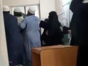تاخیر سے آنے پر سزا کیوں دی؛ طالبہ، والدین اور پولیس اہلکار ماموں کا خاتون ٹیچر پر بہیمانہ تشدد