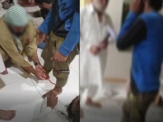 موبائل چوری کے شبہے میں نوجوان کو باندھ کر بہیمانہ تشدد، ویڈیو سامنے آ گئی