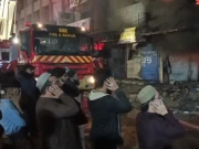 تاجروں نے گل پلازا کے باہر اذانیں دیں