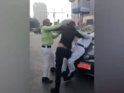 کراچی؛ ٹریفک پولیس اہلکار اور شہری گتھم گتھا، ویڈیو وائرل 