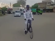 مہنگا پیٹرول؛ ٹریفک پولیس اہلکار ڈیوٹی پر آنے جانے کیلیے سائیکل کا استعمال کرنے لگا، ویڈیو وائرل