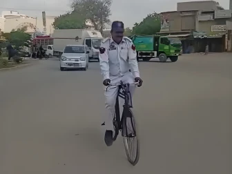 مہنگا پیٹرول؛ ٹریفک پولیس اہلکار ڈیوٹی پر آنے جانے کیلیے سائیکل کا استعمال کرنے لگا، ویڈیو وائرل