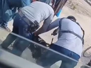 پشاور؛ ٹریفک پولیس کی ٹریکٹر ڈرائیور کو تشدد کا نشانہ بنانے کی ویڈیو وائرل