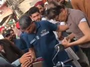 راولپنڈی؛ موٹر سائیکل پارک کرنے پر ٹریفک وارڈن کی شہری سے بدسلوکی، ویڈیو سامنے آگئی